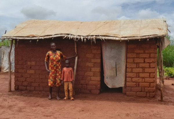 Chancela Tchaga está con su hijo Ezéchiel, frente a su casa reconstruida en RCA