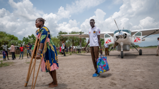 MSF traslada a paciente para recibir tratamiento médico. Sudán del Sur