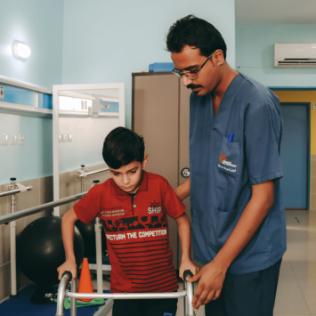 Terapeutas ocupacionales de MSF como Yousef Alwikhery ayudan a las y los pacientes heridos en su largo camino hacia la recuperación