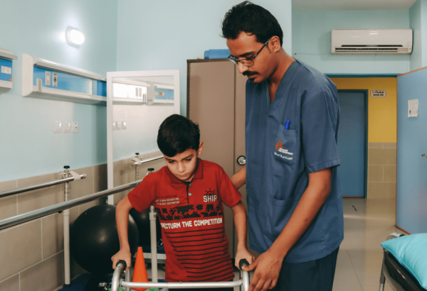 Terapeutas ocupacionales de MSF como Yousef Alwikhery ayudan a las y los pacientes heridos en su largo camino hacia la recuperación