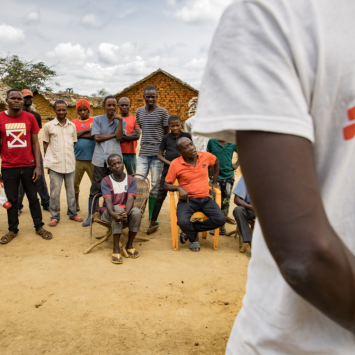 Los equipos de MSF ensibilizan a los habitantes sobre la atención sanitaria descentralizada
