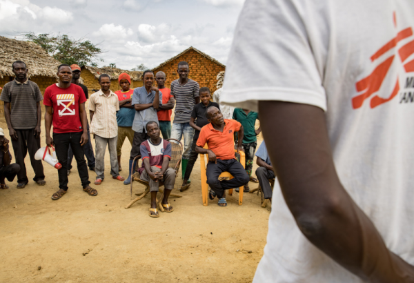 Los equipos de MSF ensibilizan a los habitantes sobre la atención sanitaria descentralizada