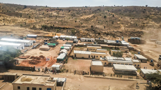 En 2020, MSF transformamos el hospital de la ciudad de Rokero en un centro de atención médica especializado. Nuestros equipos gestionan el departamento de hospitalización, la sala de emergencias, el centro de alimentación terapéutica, las salas de maternidad y parto y la sala de observación. Sudán, febrero de 2023. © MSF