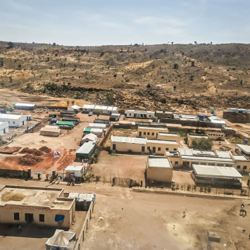 En 2020, MSF transformamos el hospital de la ciudad de Rokero en un centro de atención médica especializado. Nuestros equipos gestionan el departamento de hospitalización, la sala de emergencias, el centro de alimentación terapéutica, las salas de maternidad y parto y la sala de observación. Sudán, febrero de 2023. © MSF