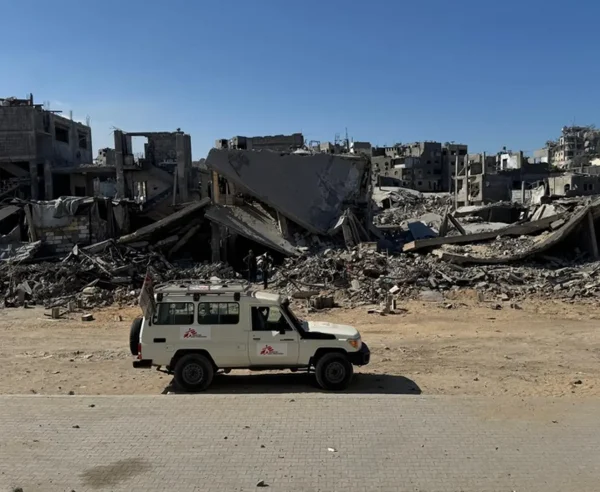 Un vehículo de MSF está estacionado frente al Hospital Al Rantisi en la ciudad de Gaza, entre los escombros y la destrucción de la zona. La foto, tomada desde la entrada del hospital, da a la calle. © MSF