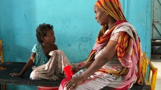 Una madre cuida a su hijo en la sección pediátrica del centro de tratamiento del cólera de Kosti, en el estado de Nilo Blanco. Sudán, marzo de 2025.