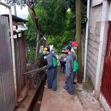 El equipo de MSF en Tegucigalpa. Las fumigaciones se realizan dentro y fuera de las casas © Laura Aceituno / MSF
