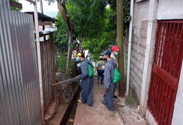 El equipo de MSF en Tegucigalpa. Las fumigaciones se realizan dentro y fuera de las casas © Laura Aceituno / MSF