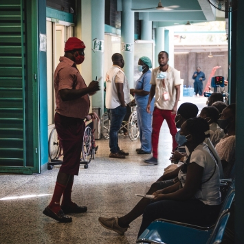 Un promotor de la salud de MSF en el área de triaje de Turgeau en 2021. © Pierre Fromentin/MSF