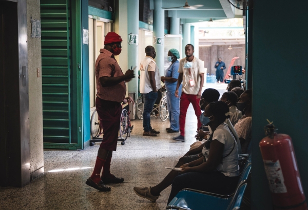 Un promotor de la salud de MSF en el área de triaje de Turgeau en 2021. © Pierre Fromentin/MSF