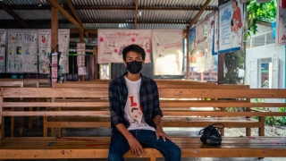 Un paciente esperando su consulta médica en la clínica Myitkyina de HIV que tiene MSF en Myanmar, Octubre 2021.
© Ben Small/MSF