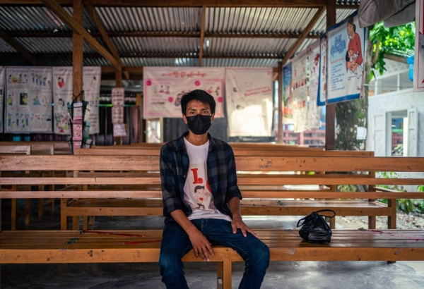 Un paciente esperando su consulta médica en la clínica Myitkyina de HIV que tiene MSF en Myanmar, Octubre 2021.
© Ben Small/MSF