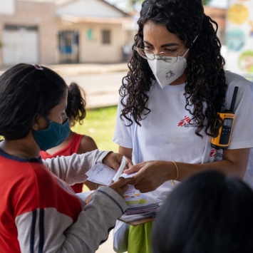Alvilyn, promotora de la salud de MSF,  brindando asesoría a personas migrantes venezolanas en Brasil. © Mariana Abdalla / MSF