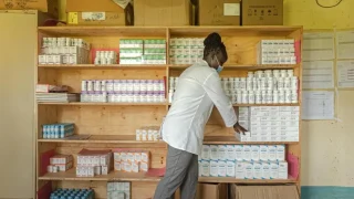 Una médica selecciona antirretrovirales (Profilaxis para el VIH) para un paciente en el condado de Homa Bay, Kenia. © Njiiri Karago/MSF