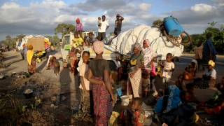 Un grupo de personas deszplazadas por el conflicto en Cabo Delgado, Mozambique, esperan junto a un camión a las afueras de Mueda. Previamente habían sido reasentadas en otras áreas de la provincia pero ahora esperan llegar a Palma.© Igor Barbero/MSF