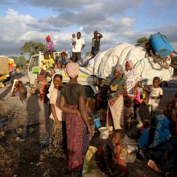 Un grupo de personas deszplazadas por el conflicto en Cabo Delgado, Mozambique, esperan junto a un camión a las afueras de Mueda. Previamente habían sido reasentadas en otras áreas de la provincia pero ahora esperan llegar a Palma.© Igor Barbero/MSF