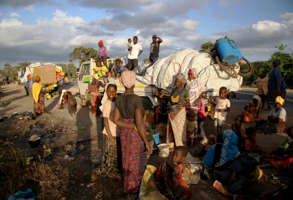 Un grupo de personas deszplazadas por el conflicto en Cabo Delgado, Mozambique, esperan junto a un camión a las afueras de Mueda. Previamente habían sido reasentadas en otras áreas de la provincia pero ahora esperan llegar a Palma.© Igor Barbero/MSF