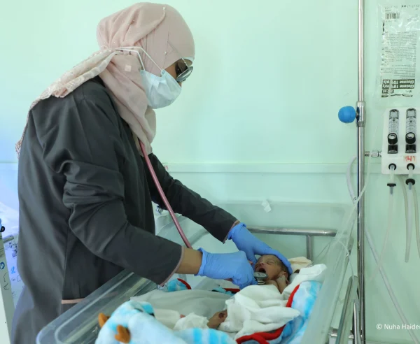 La Dra. Saeeda Ahmed revisando a un bebé prematuro en el hospital materno infantil de Al Houban.