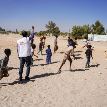 Un trabajador de salud mental de MSF, organiza sesiones de juego con niños en el campo Al-Khuseif para personas internamente desplazadas en Marib, Yemen
