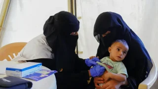Asma, doctora de MSF, examina a la bebé Aliya en la clínica móvil de Al-Noor en Marib. Yemen, diciembre de 2021.