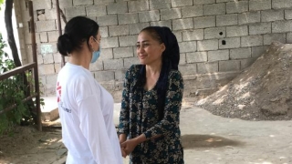 msb118717_nasiba_enfermera_msf_con_dilrabo_paciente_recuperada_tuberculosis_tayikistan