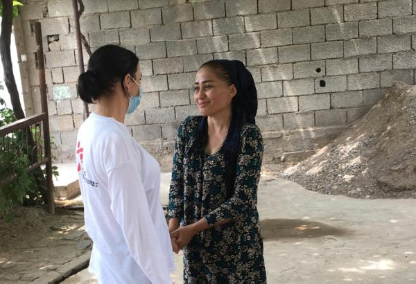 msb118717_nasiba_enfermera_msf_con_dilrabo_paciente_recuperada_tuberculosis_tayikistan