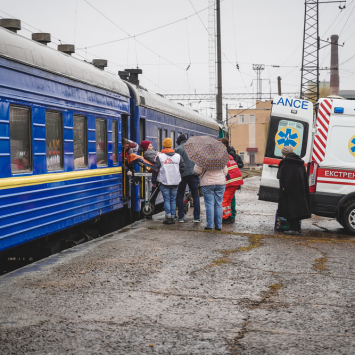 Llegada a Leópolis del primer tren medicalizado de MSF en Ucrania. 1 de abril de 2022.