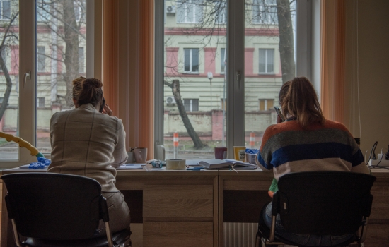 Tetiana Hapochka and Tatiana Vicheva at work in the MSF office. Kyiv, 18.04.2022