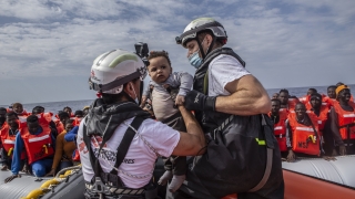 El equipo de MSF rescatando a un bebé en el Mediterráneo