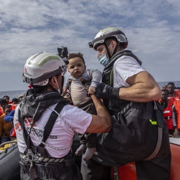 El equipo de MSF rescatando a un bebé en el Mediterráneo