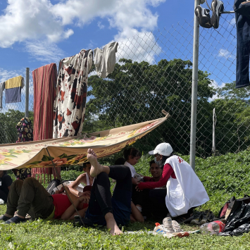 Un grupo de personas en San Vicente Panamá, lucha por encontrar un lugar para dormir. © Santiago Valenzuela/MSF