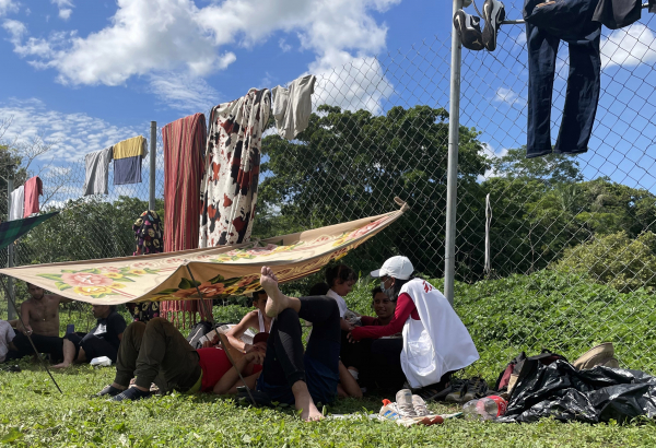 Un grupo de personas en San Vicente Panamá, lucha por encontrar un lugar para dormir. © Santiago Valenzuela/MSF