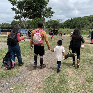 Una familia llegando al centro de recepción migratoria de San Vicente en Panamá. © Santiago Valenzuela/MSF