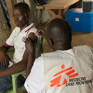Un integrante de MSF en la campaña de vacunación contra la hepatitis E en Sudán del Sur