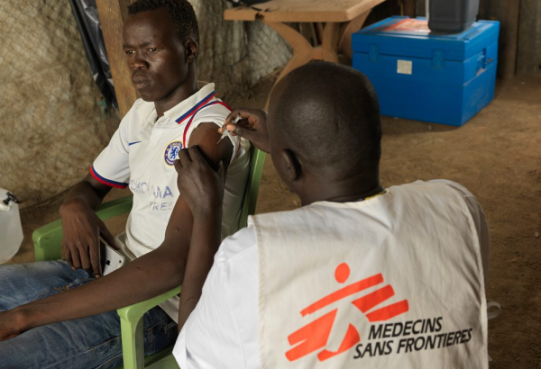 Un integrante de MSF en la campaña de vacunación contra la hepatitis E en Sudán del Sur