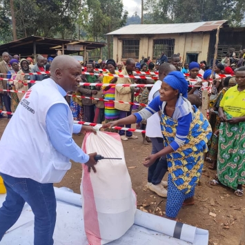Distribución de artículos de primera necesidad en Kinoni, RDC, 2022