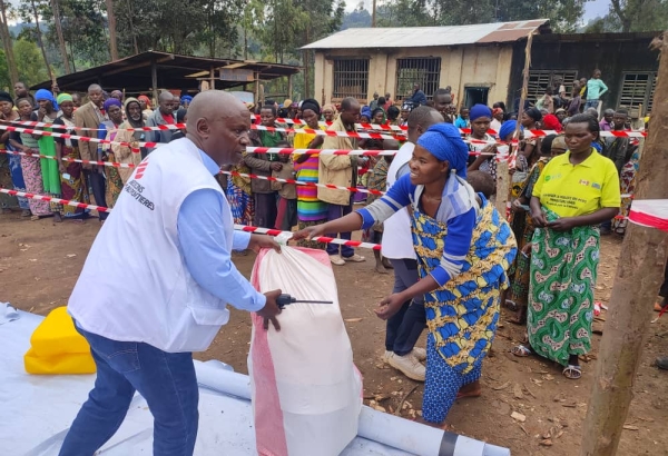 Distribución de artículos de primera necesidad en Kinoni, RDC, 2022