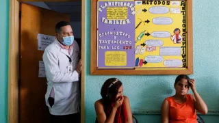 Las pacientes esperan su consulta de salud sexual y reproductiva en Tumeremo, Venezuela.
