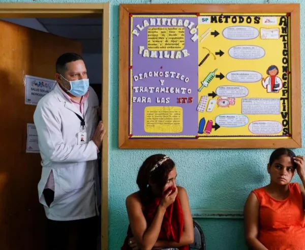Las pacientes esperan su consulta de salud sexual y reproductiva en Tumeremo, Venezuela.