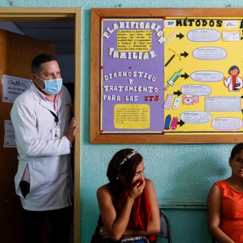 “La consolidación de la consulta de planificación familiar ha sido un gran logro durante mi trabajo en Médicos Sin Fronteras. Las pacientes son atendidas por un equipo médico especializado compuesto por personal de MSF y personal del hospital previamente capacitado”. Jusluis, Médico Gineco-obstetra de MSF. © Jesus Vargas / MSF