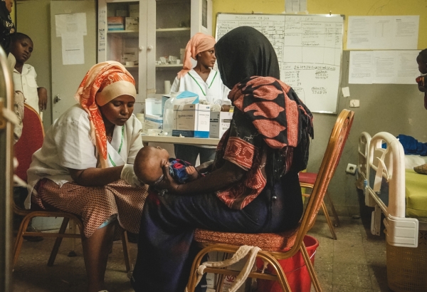 El personal del Ministerio de Salud en el hospital, durante una examinación a un niño por desnutrición en el centro de alimentación terapéutica para pacientes hospitalizados en el Hospital de Dupti. © Njiiri Karago/MSF