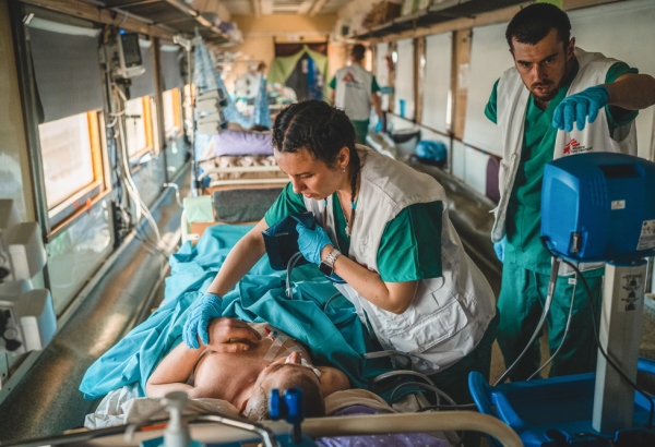 El equipo a bordo del tren medicalizado de MSF en Ucrania estabilizando a un paciente severamente herido de guerra. Desde el 31 de marzo, hemos trasladado a al menos 600 pacientes. © Andrii Ovod