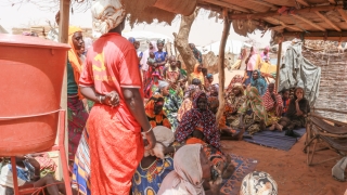 En un campo para personas internamente desplazadas en la ciudad de Gorom Gorom, en la región saheliana de Burkina Faso, un grupo de mujeres se reunen con los equipos de promoción de la salud de MSF para hablar de acceso a la atención médica. © Mohamed El-Habib Cisse/MSF