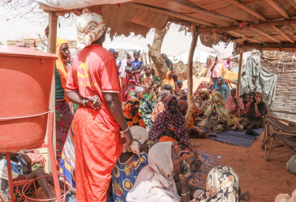 En un campo para personas internamente desplazadas en la ciudad de Gorom Gorom, en la región saheliana de Burkina Faso, un grupo de mujeres se reunen con los equipos de promoción de la salud de MSF para hablar de acceso a la atención médica. © Mohamed El-Habib Cisse/MSF