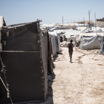 Un niño corriendo por los caminos del campo de Al-Hol en Siria. © Florent Vergnes