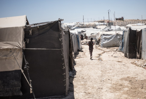Un niño corriendo por los caminos del campo de Al-Hol en Siria. © Florent Vergnes