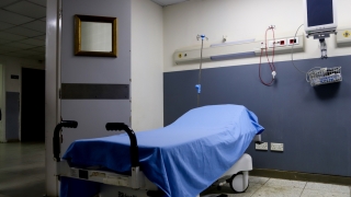 Un cama vacía en un hospital público de Halba, Líbano. © Tracy Makhlouf