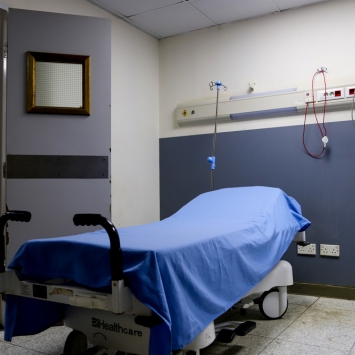 Un cama vacía en un hospital público de Halba, Líbano. © Tracy Makhlouf