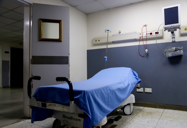 Un cama vacía en un hospital público de Halba, Líbano. © Tracy Makhlouf
