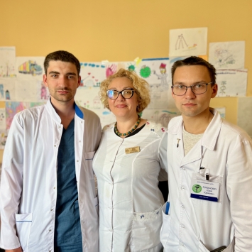 De izquierda a derecha, los médicos Oleksii, Yanina y Yurii. Todos trabajan en el hospital de Holovanivsk, en el centro de Ucrania, donde un equipo de MSF ha impartido varias formaciones. 27 de mayo de 2022 © Igor G. Barbero/MSF